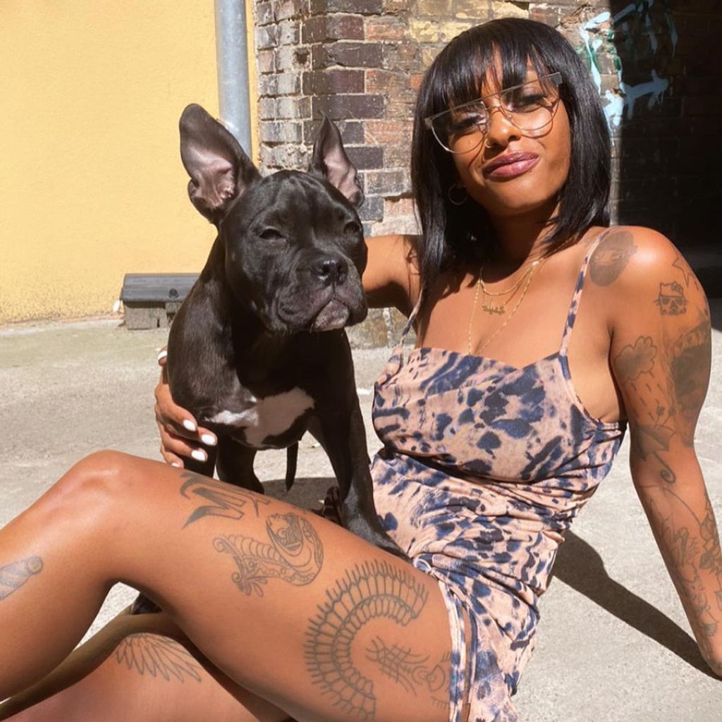 Nura und ihr Hund Chilli