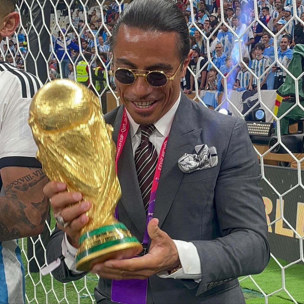 Nusret Gökçe mit dem WM-Pokal