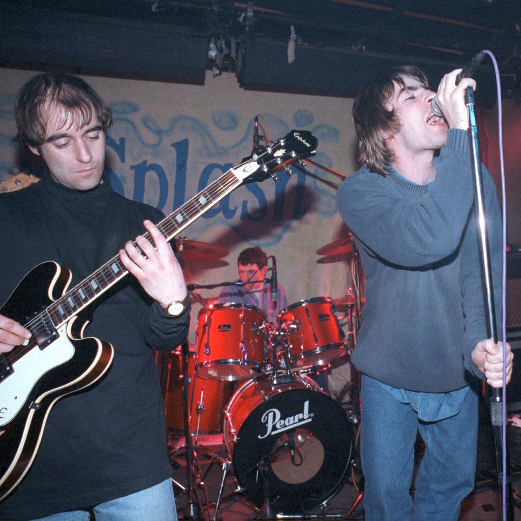 Oasis bei einem Konzert im Jahr 1994
