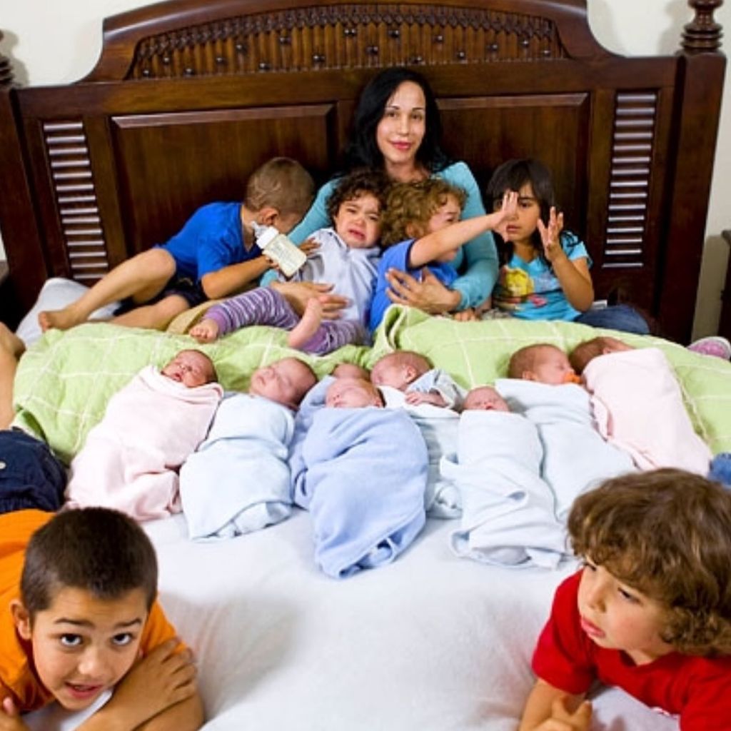 Octomom Nadya Suleman liegt mit ihren 14 Kindern.