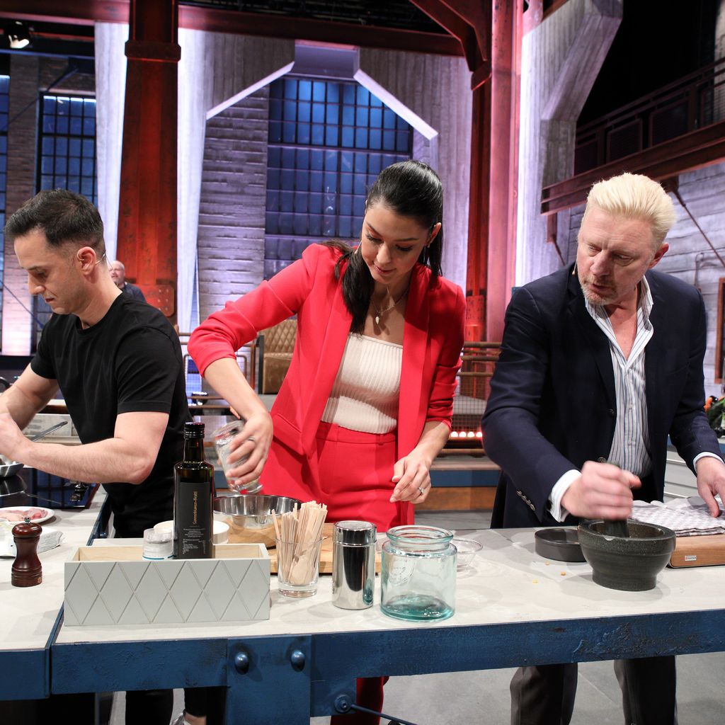 Özcan Cosar, Rebecca Mir und Boris Becker bei "Grill den Henssler"