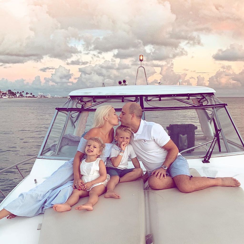 Oksana Kolenitchenko mit ihrem Ehemann Daniel und den zwei Kids