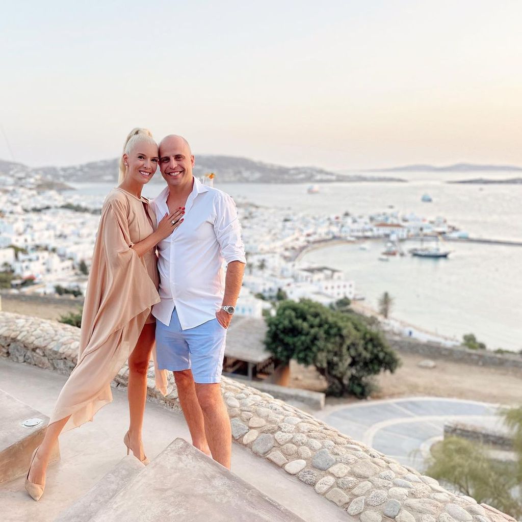 Oksana Kolenitchenko mit ihrem Mann Daniel in Griechenland