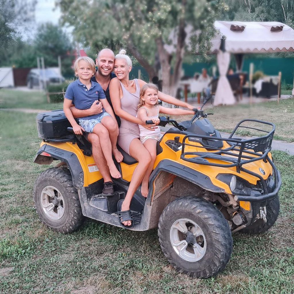 Oksana Kolenitchenko mit ihrer Familie im August 2021