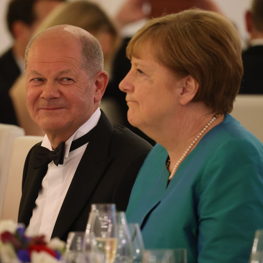 Olaf Scholz und Angela Merkel im Mai 2024