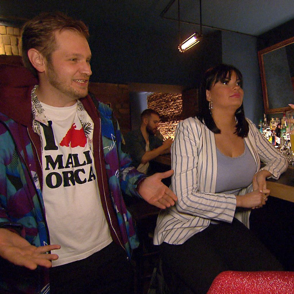 Ole (Falk Ochsenknecht) und Emmy (Emmy Russ) in einer Bar bei "Berlin - Tag & Nacht"