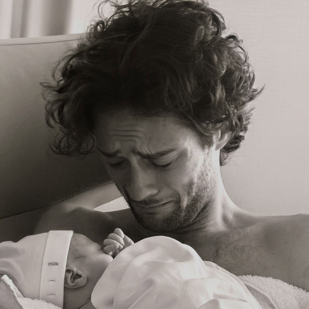 Oli Green hält sein Baby, Juli 2026