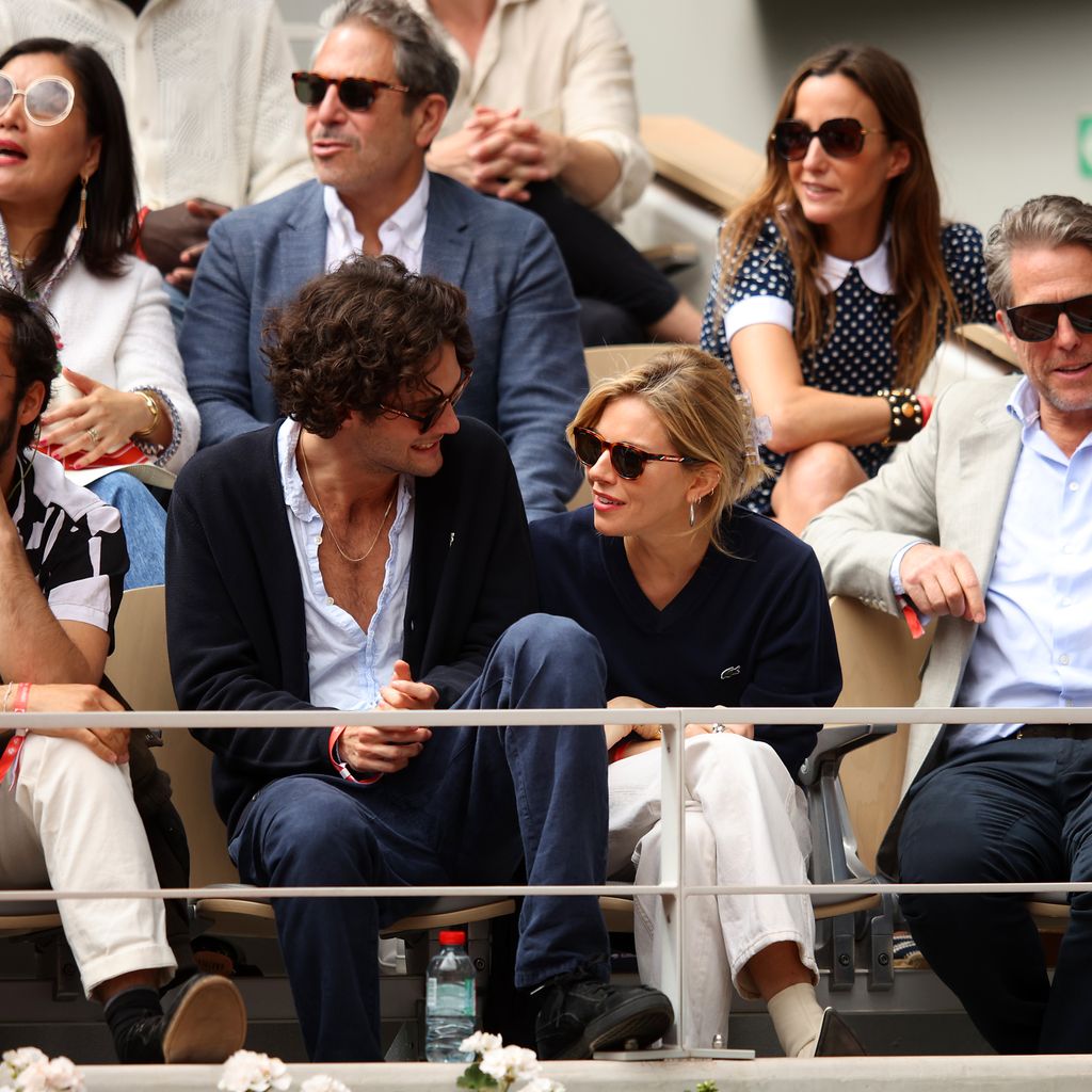 Oli Green und Sienna Miller mit Hugh Grant im Juni 2022