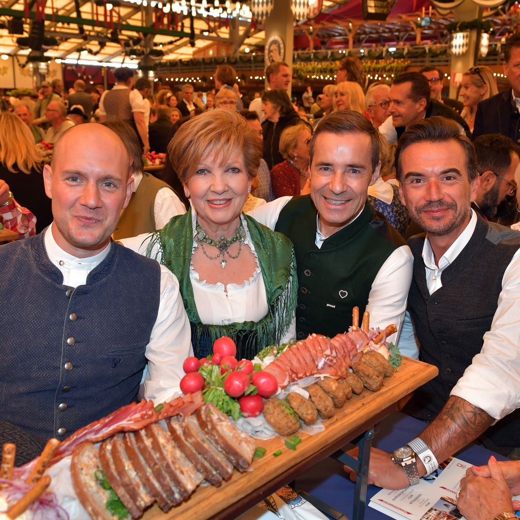 Oli P., Carolin Reiber, Kai Pflaume und Florian Silbereisen im Festzelt Schottenhamel 2019