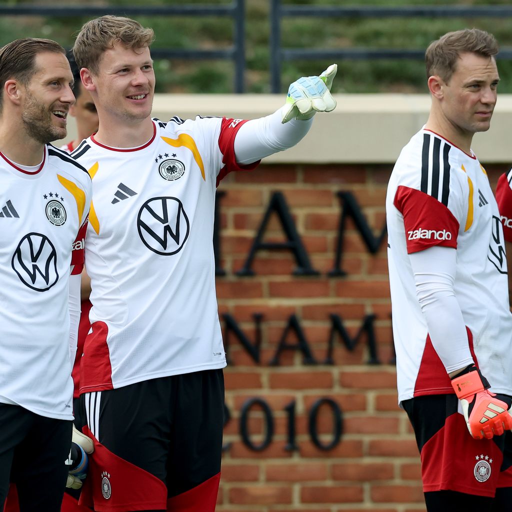 Oliver Baumann spricht mit Alexander Nübel und Manuel Neuer