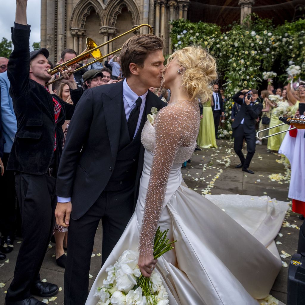 Oliver Cheshire und Pixie Lott vor der Kathedrale von Ely