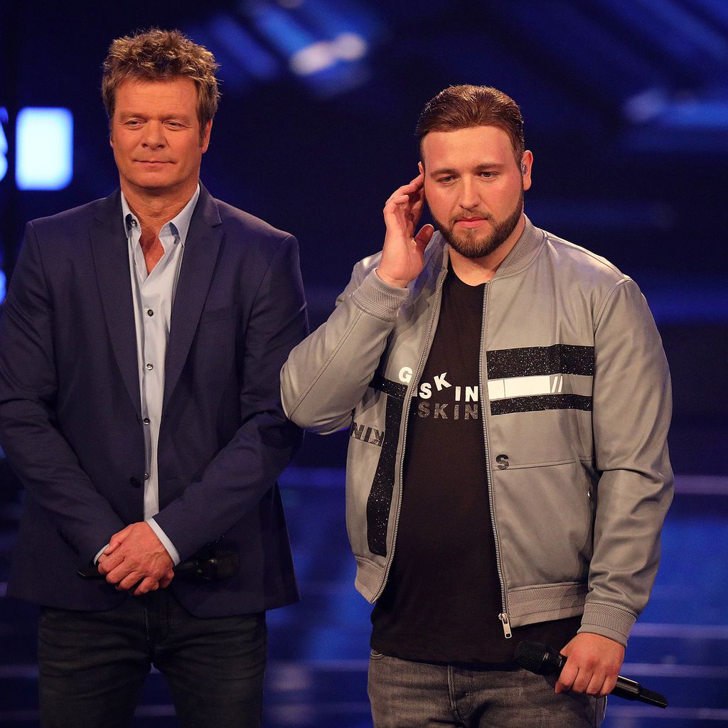 Moderator Oliver Geissen und Kandidat Giulio Arancio bei DSDS