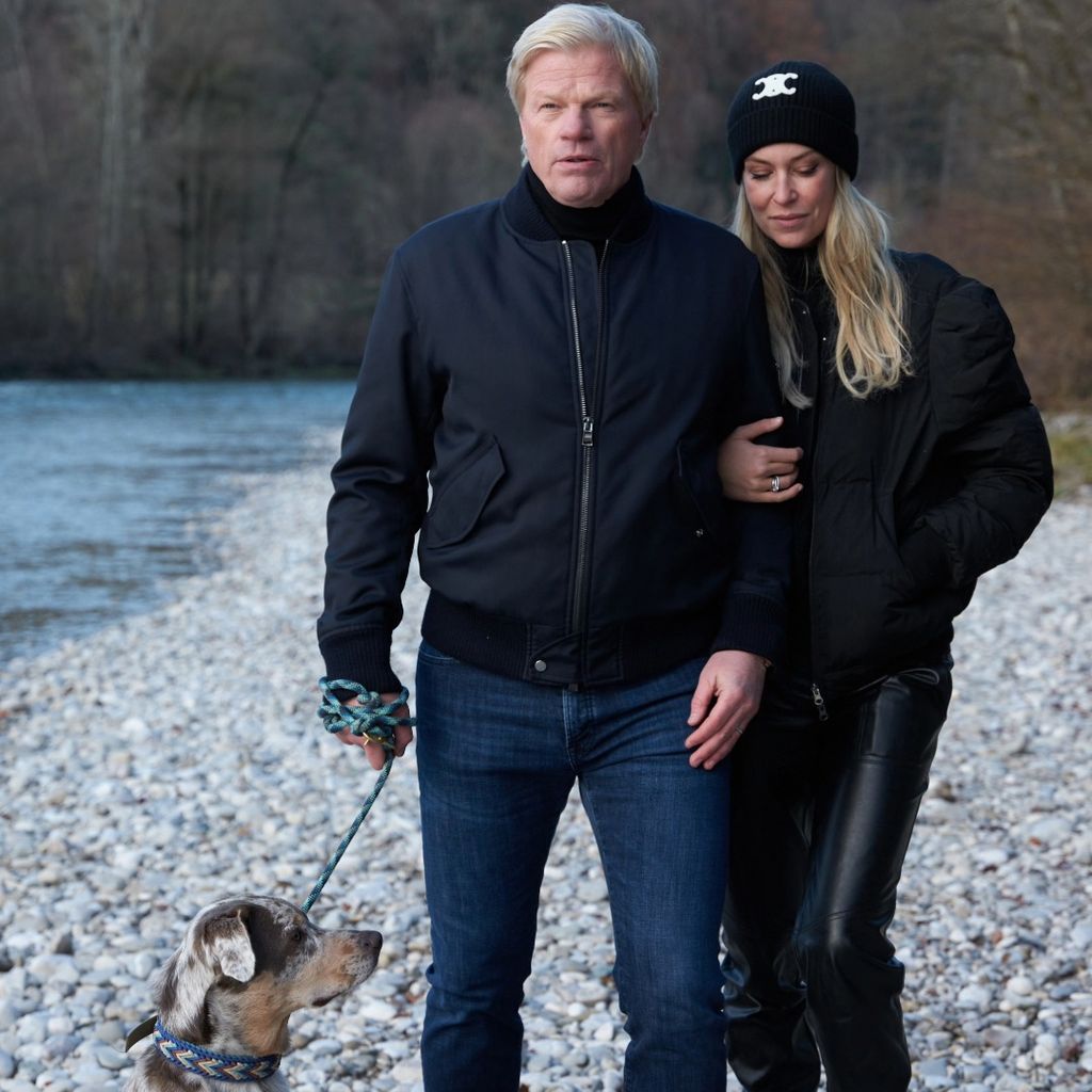 Oliver und Svenja Kahn mit Familienhund bei einem Winterspaziergang