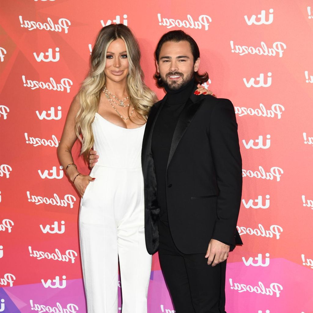 Olivia Attwood und Bradley Dack posieren auf dem blauen Teppich