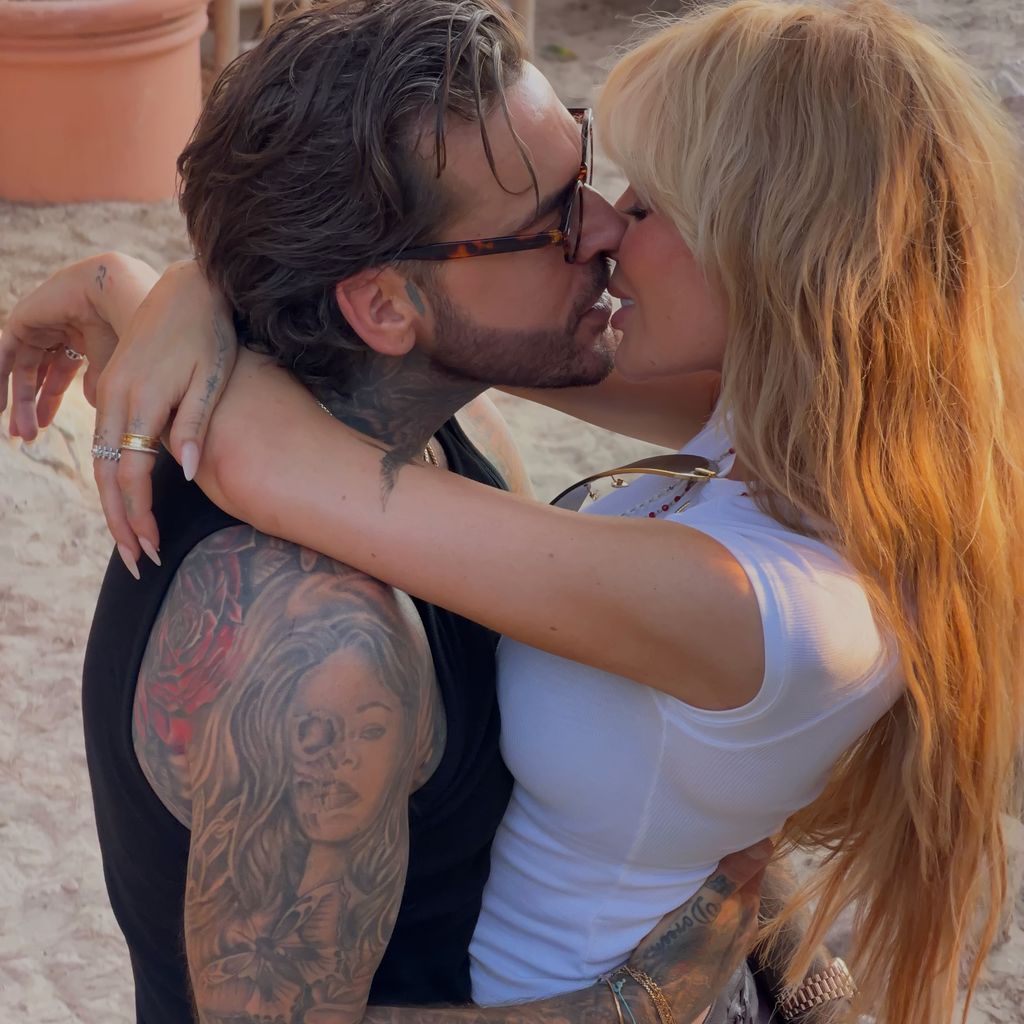 Olivia Attwood und Pete Wicks küssen sich auf Ibiza, Juli 2026