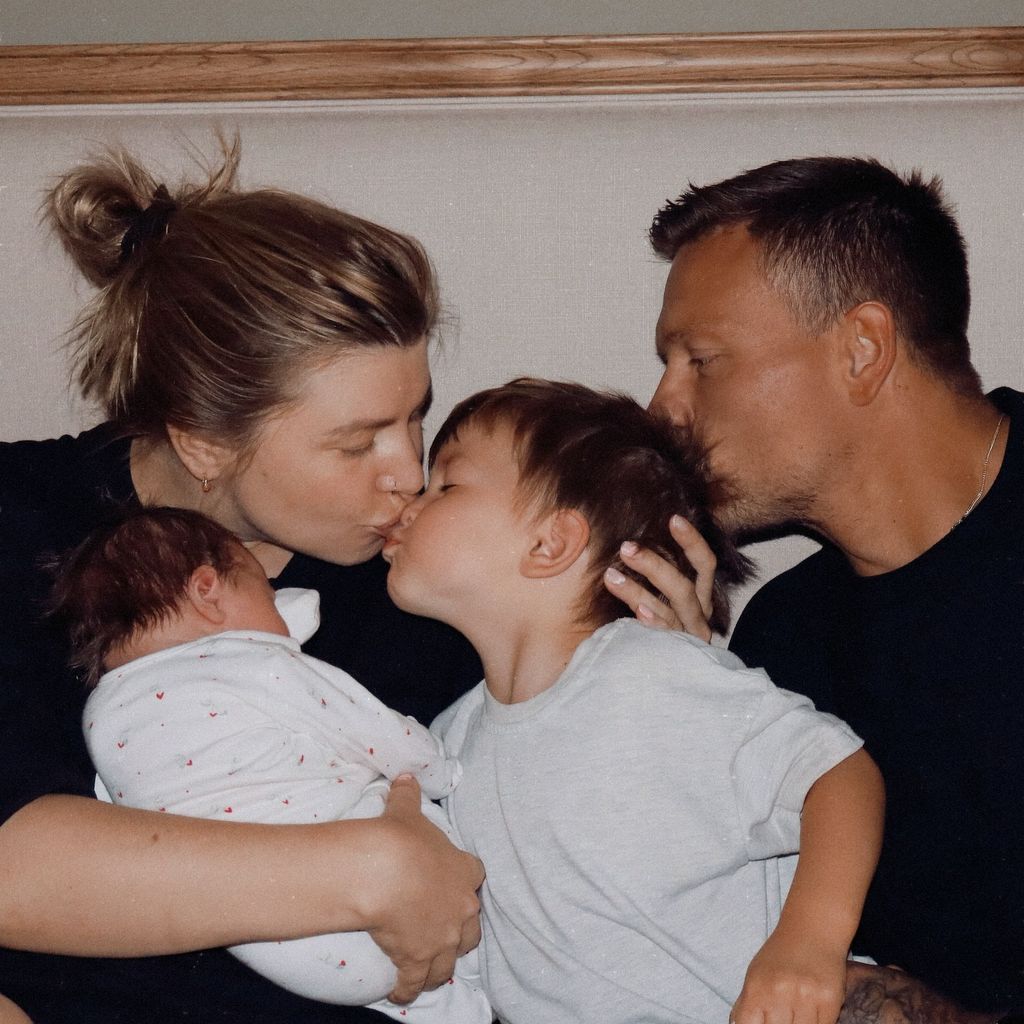 Olivia Bowen, Alex Bowen und ihre zwei gemeinsamen Kinder im August 2025