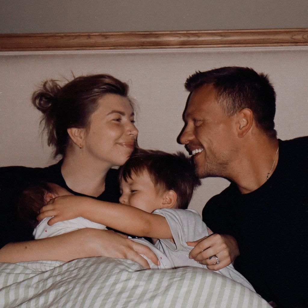 Olivia Bowen, Alex Bowen und ihre zwei gemeinsamen Kinder im August 2025