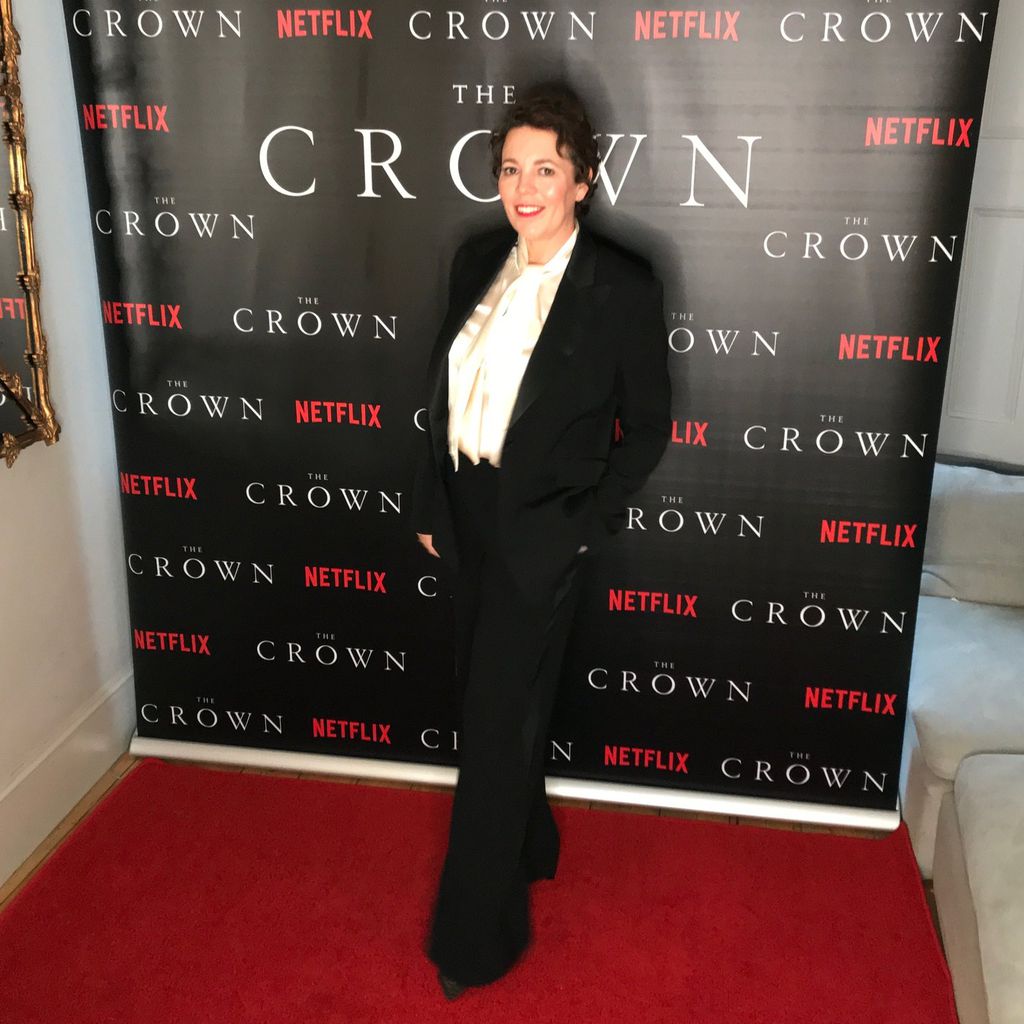 Olivia Colman zu Hause bei der "The Crown"-Premiere