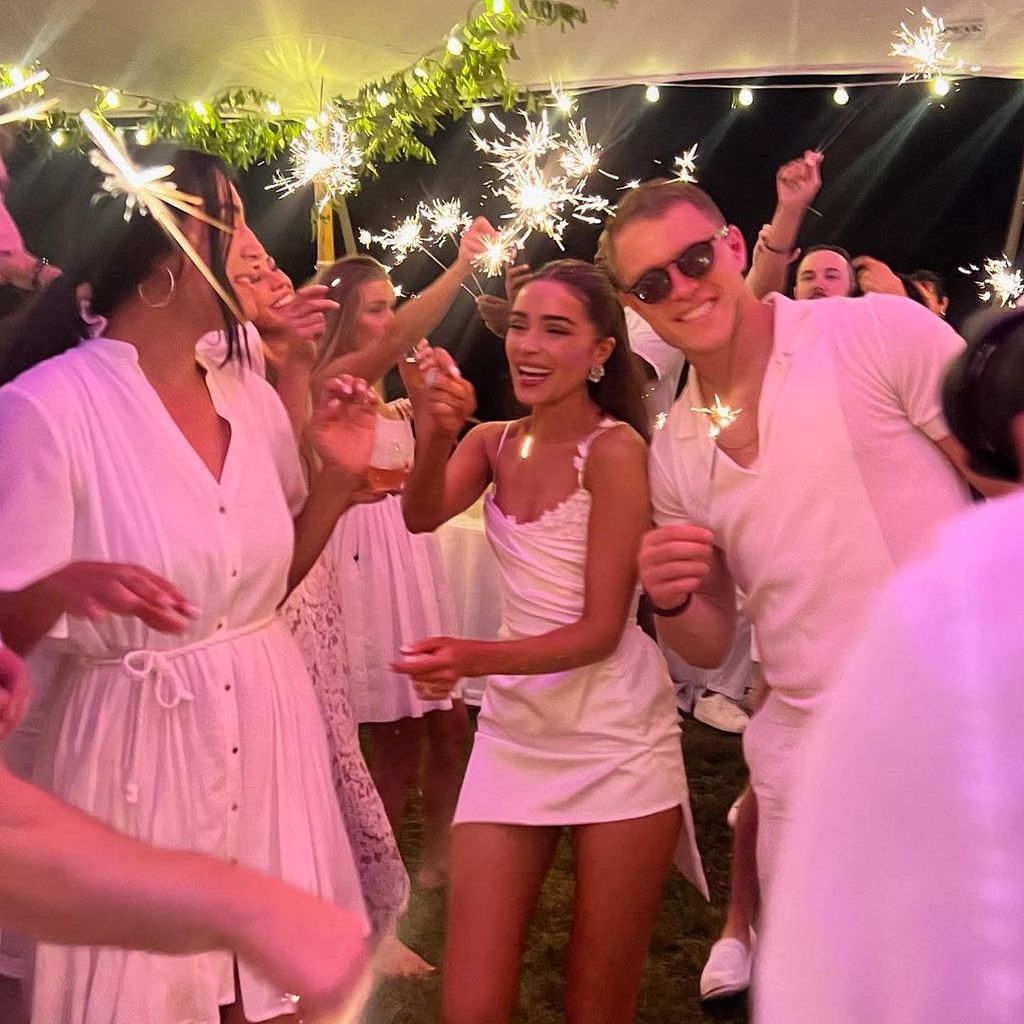 Olivia Culpo und Christian McCaffrey mit Bekannten im Juli 2023