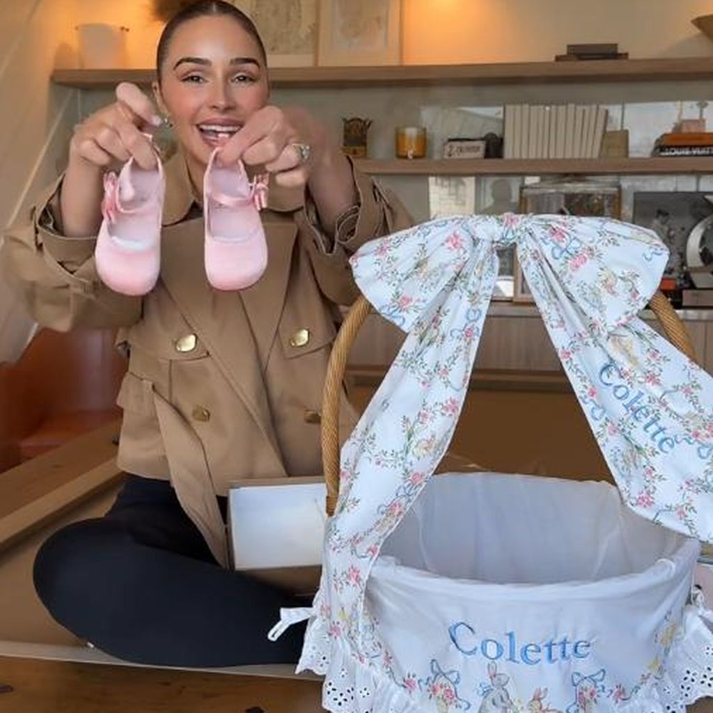 Olivia Culpo zeigt die Schuhe ihrer Tochter
