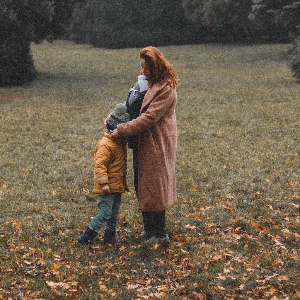 Olivia Marei mit ihren beiden Kindern, 2022