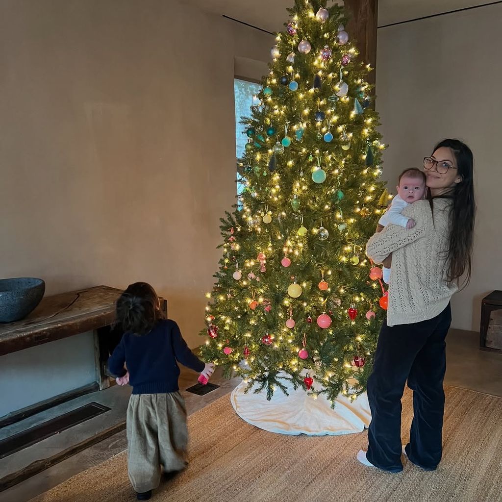 Olivia Munn auf Instagram mit ihren und John Mulaneys zwei Kindern