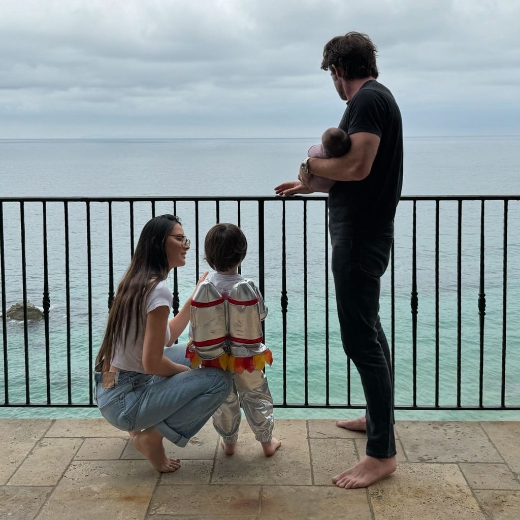 Olivia Munn und John Mulaney mit Sohn Malcolm Hiệp und Tochter Méi, September 2024