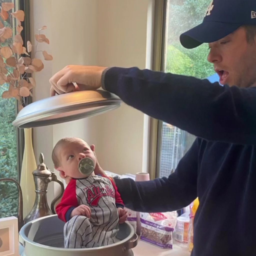 Olivia Munns Sohn Malcolm Hiệp und Partner John Mulaney