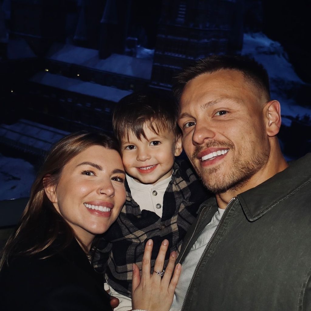 Olivia Bowen mit ihrem Mann Alex und Sohn Abel, Dezember 2024