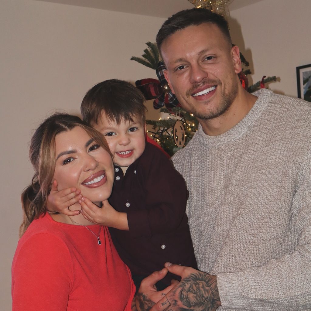 Olivia und Alex Bowen mit ihrem Sohn Abel im Dezember 2024