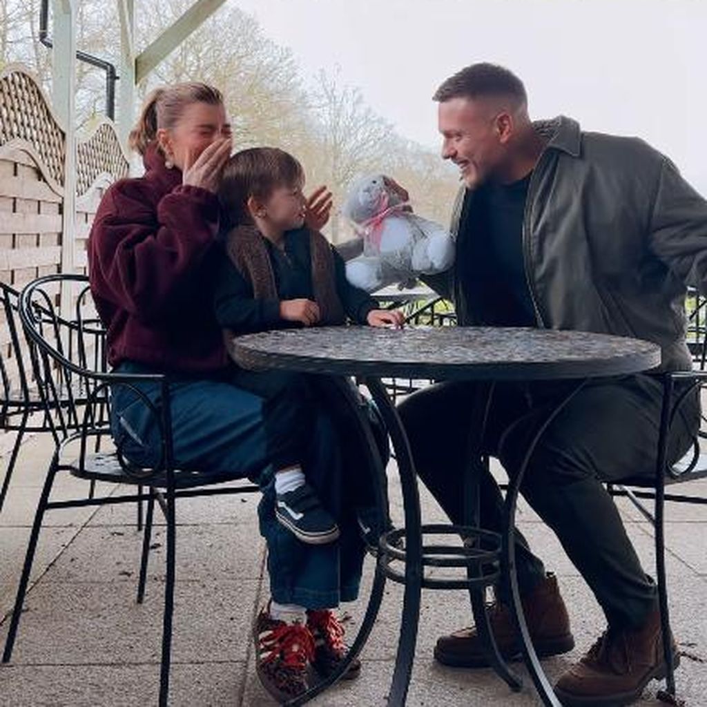 Olivia und Alex Bowen mit ihrem Sohn Abel, März 2025