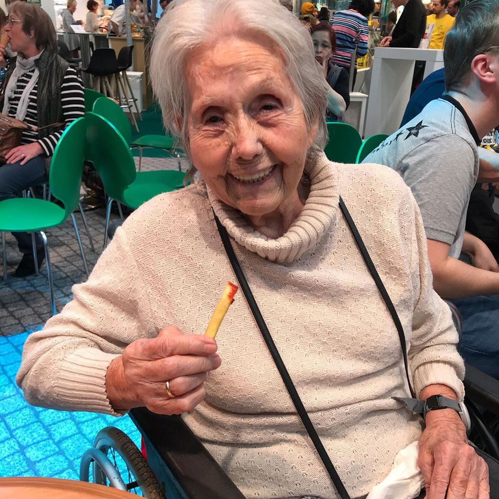 Oma Hedel auf der Grünen Woche in Berlin