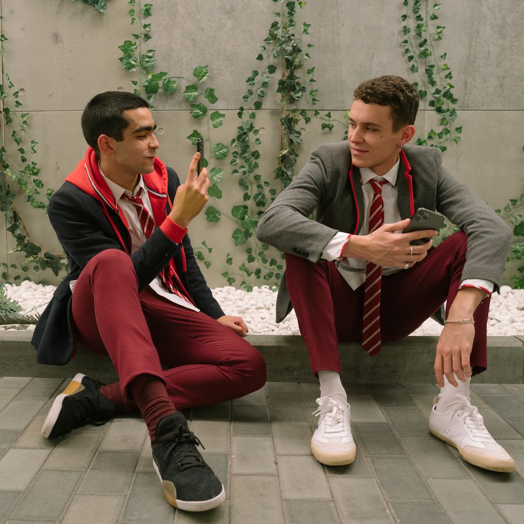 Omar Ayuso und Arón Piper am Set von "Élite"