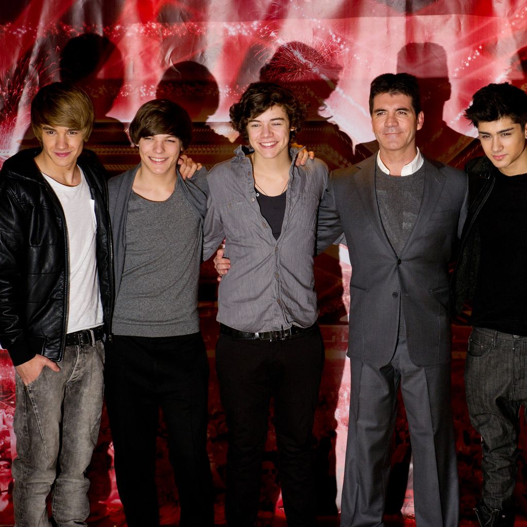 "One Direction" mit ihrem Produzenten Simon Cowell im Dezember 2010