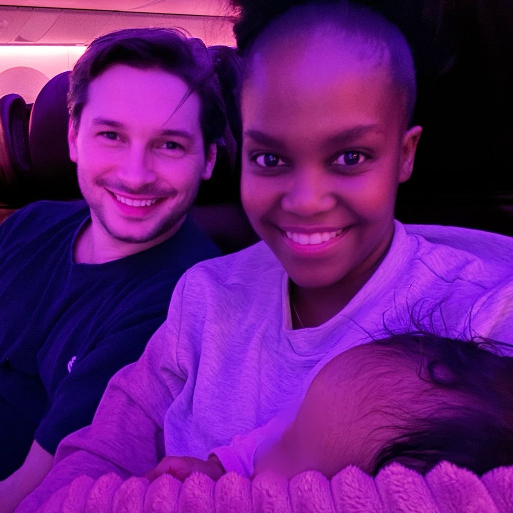 Oti Mabuse, ihr Mann und ihre Tochter im April 2024