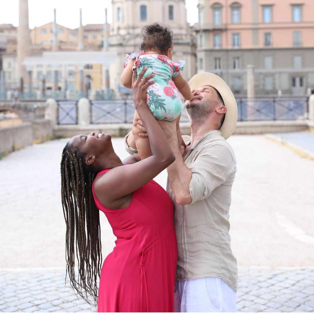 Oti Mabuse mit ihrer Tochter und ihrem Ehemann Marius Lepure im September 2024