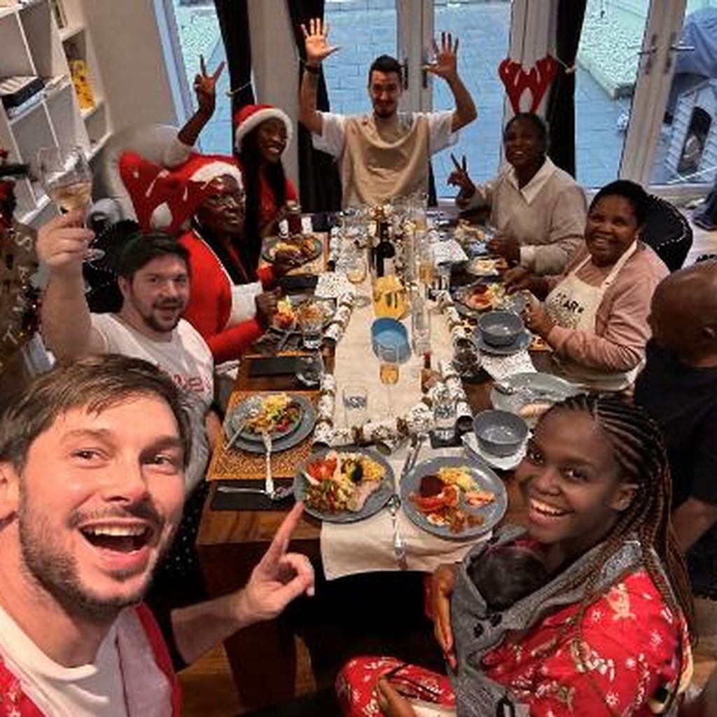 Oti Mabuse mit ihrer Familie, Dezember 2023