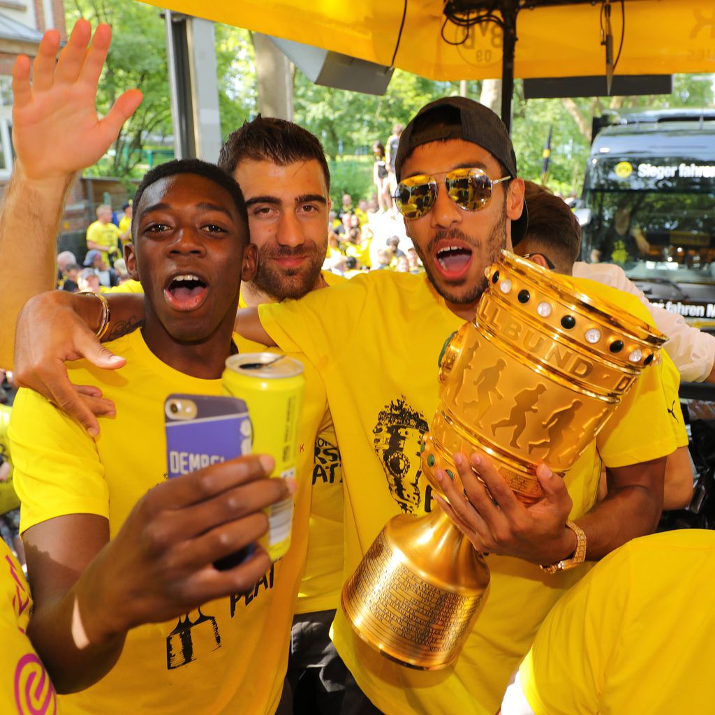 Ousmane Dembélé, Sokratis Papastathopoulos und Pierre-Emerick Aubameyang feiern den DFB-Pokal-Sieg