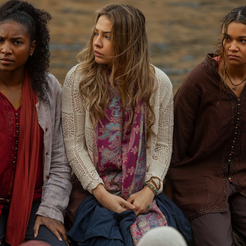 Carlacia Grant, Madelyn Cline, Madison Bailey in "Outer Banks" Staffel 5