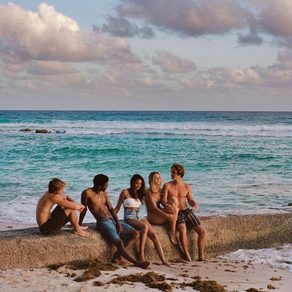 Rudy Pankow, Jonathan Daviss, Madison Bailey, Madelyn Cline und Chase Stokes in "Outer Banks"