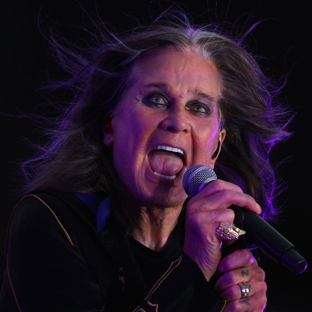Ozzy Osbourne singt die Halbzeitshow eines NFL Spiels