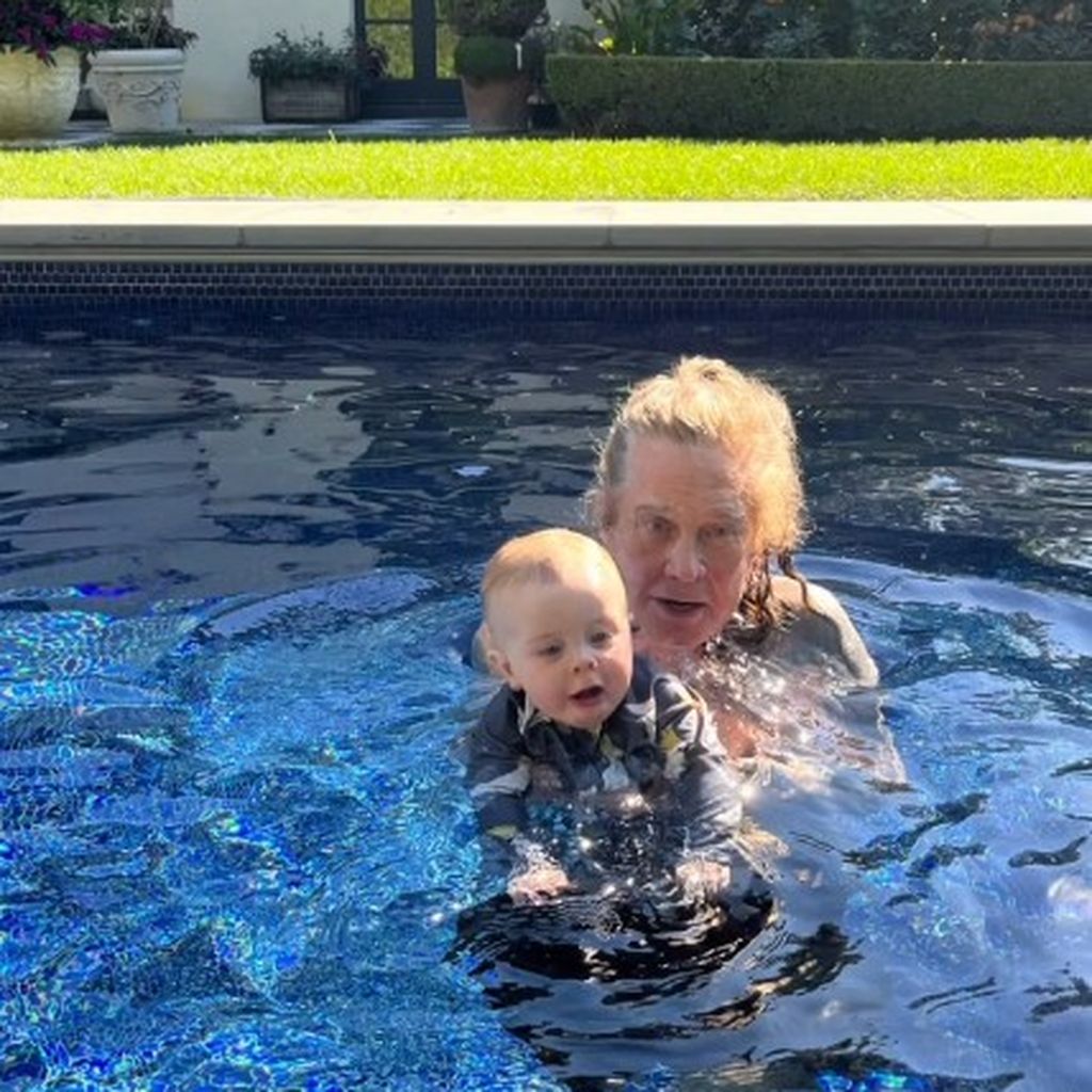 Ozzy Osbourne im Pool mit seinem Enkel Sidney