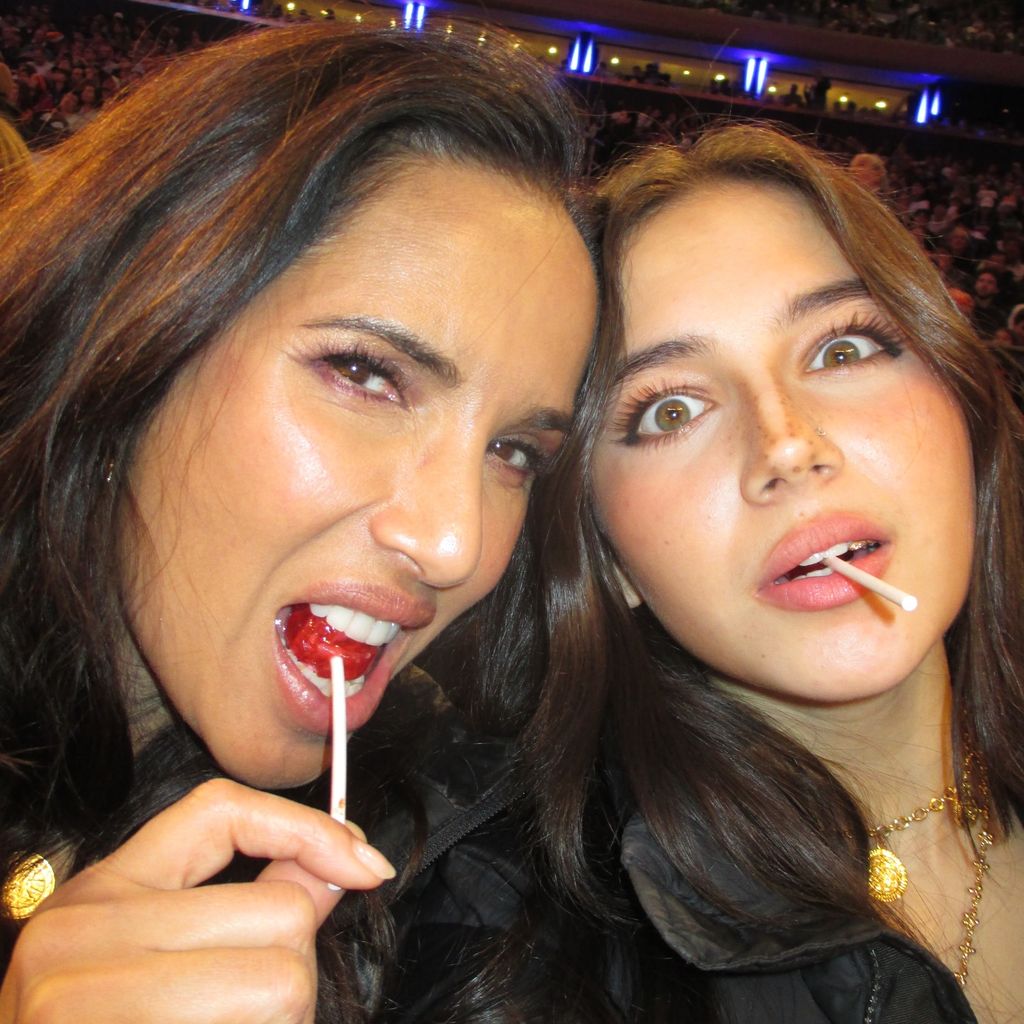 Padma Lakshmi und Tochter Krishna bei einem Spiel der Knicks