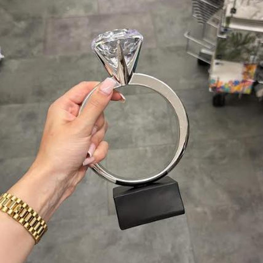 Palina hält einen großen Deko-Ring in der Hand, Mai 2026