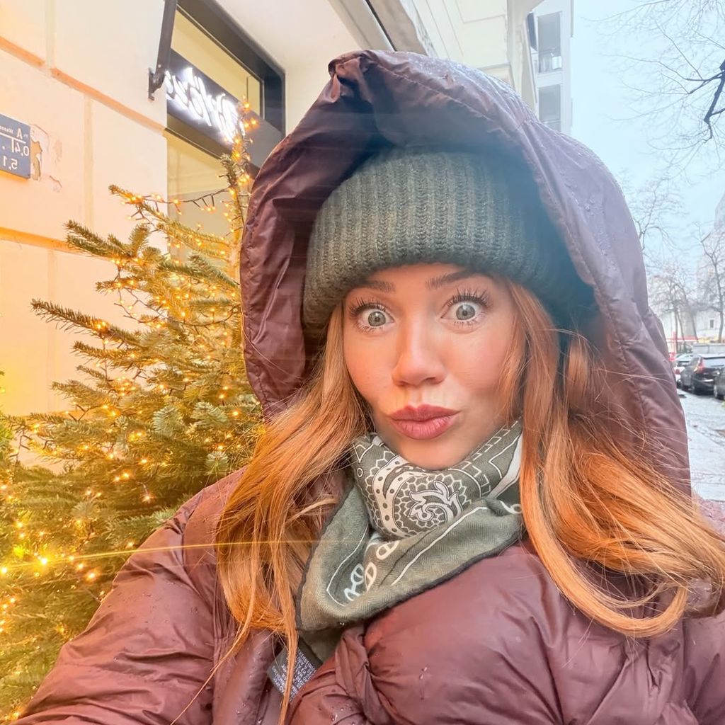 Moderatorin Palina Rojinski macht ein Selfie.