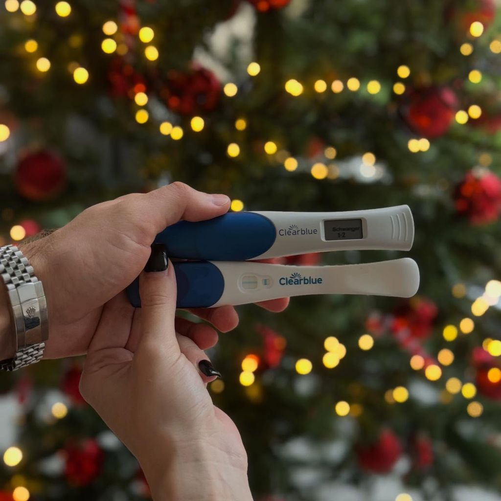 Palina und Julian Claßen zeigen zwei Schwangerschaftstests, Dezember 2025