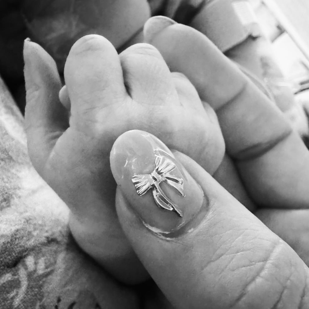 Paloma Faith hält die Hand ihres neugeborenen Babys