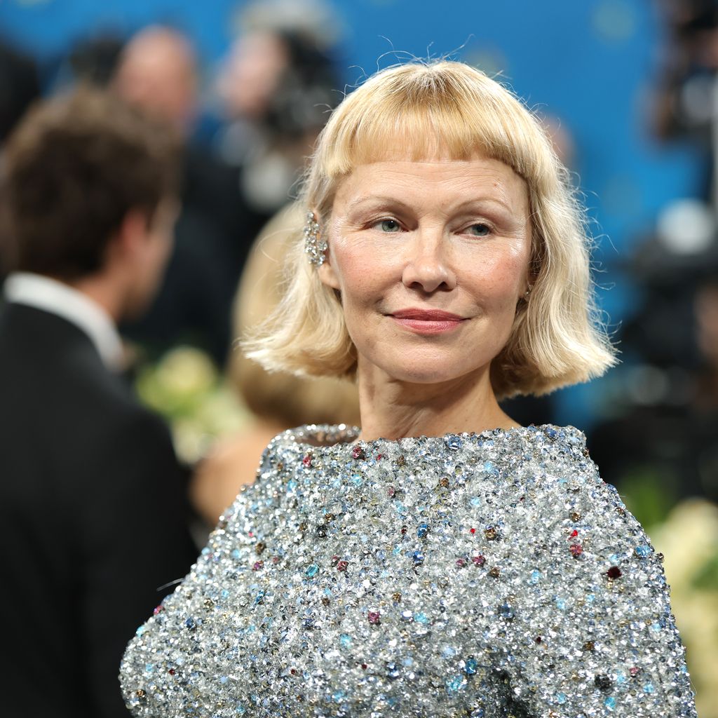 Pamela Anderson im Mai 2025 auf der Met Gala