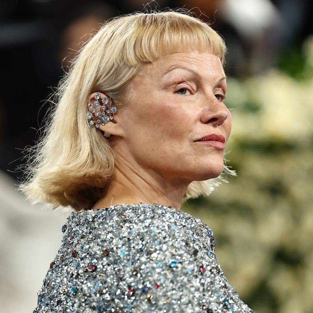 Pamela Anderson im Mai 2025 auf der Met Gala
