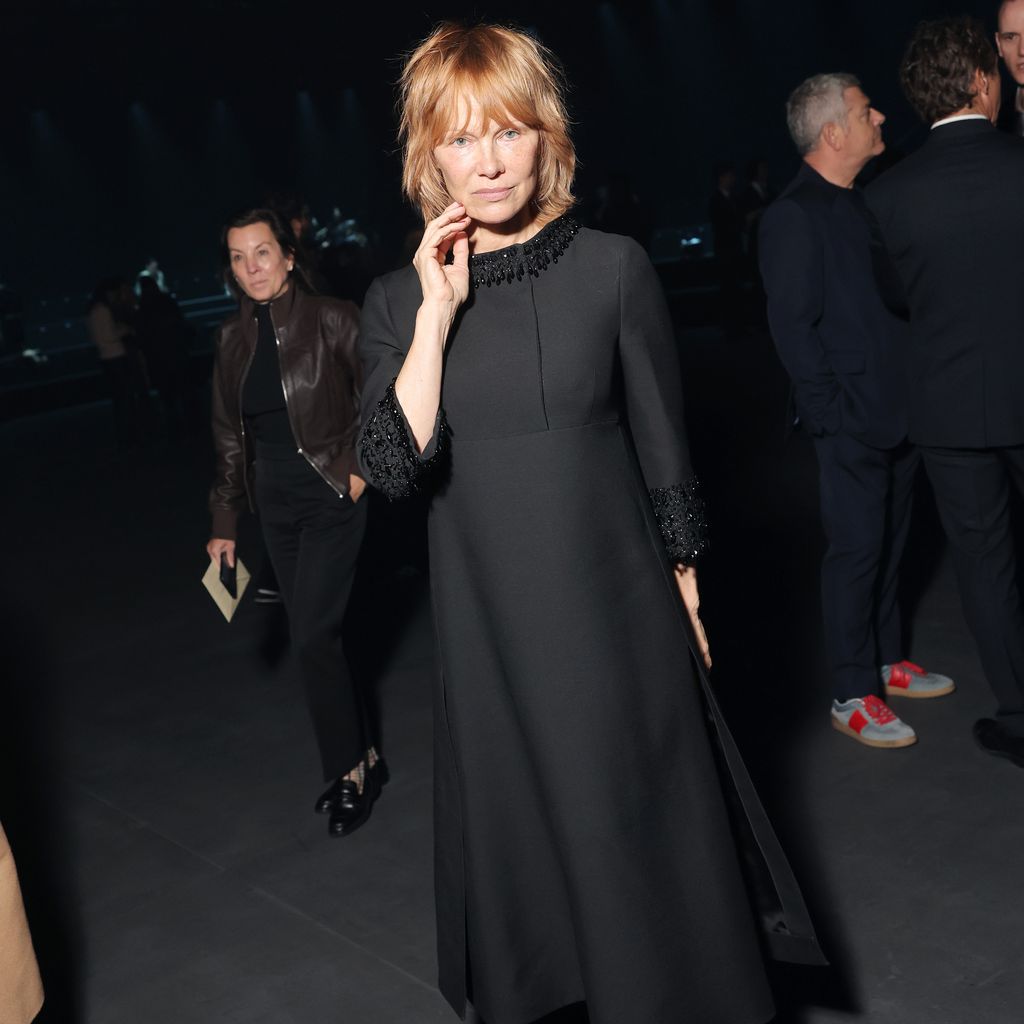 Pamela Anderson beim Besuch der Valentino Fashion Show in Paris, Oktober 2025